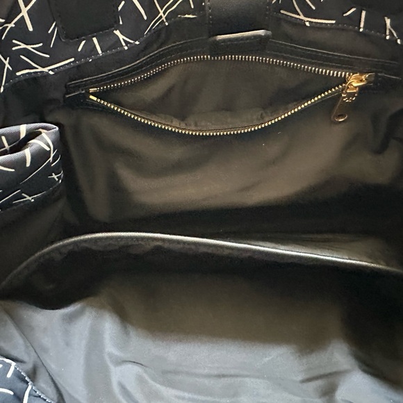 Tory Burch tote holds a lab top and good for mother expecting a baby - Picture 3 of 4